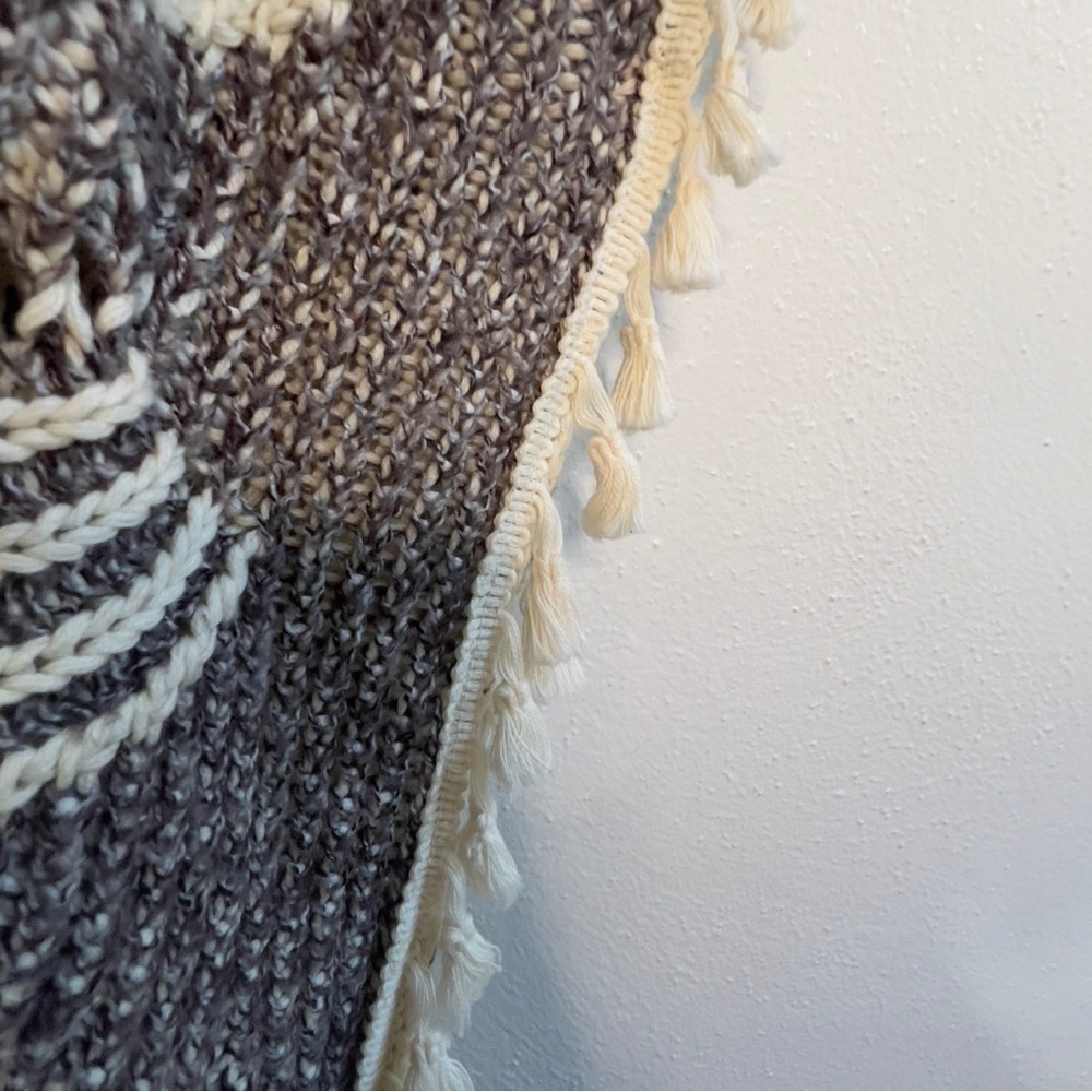 Anthropologie knitted poncho/shawl, cream & brown w/cream fringe, OS, Preowned. - Picture 4 of 7
